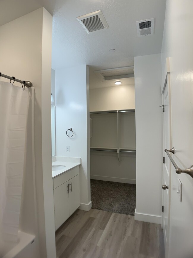 Building Photo - 463 W 60 S