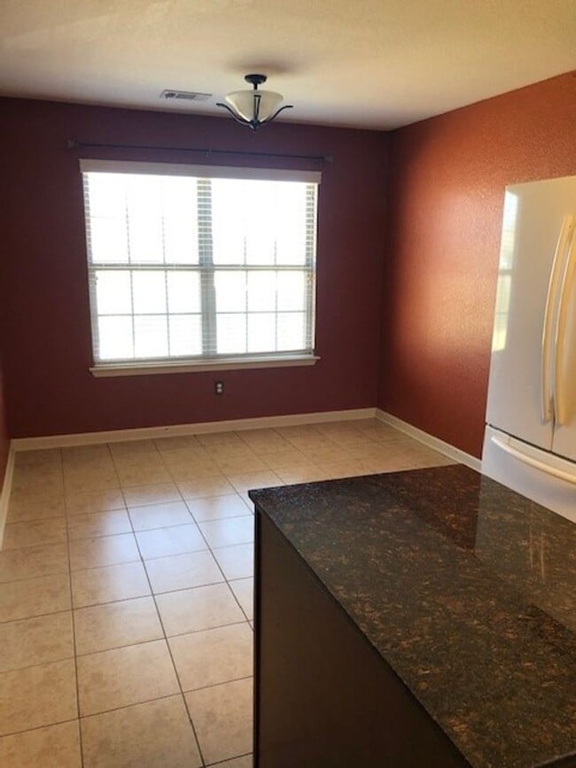 Building Photo - Family Home in LHSD