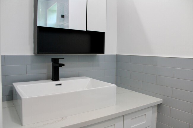 Building Photo - Fully Renovated 3/3 Northwood Home with Gu...