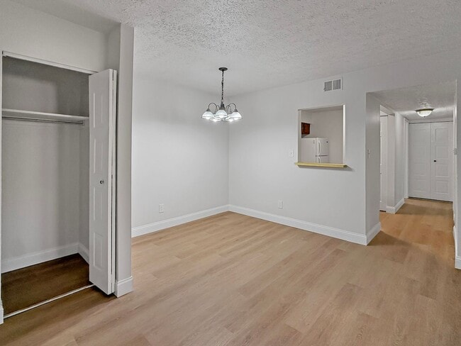 Building Photo - Evansville, Indiana*** 2 Bed 1 Bath $1079....