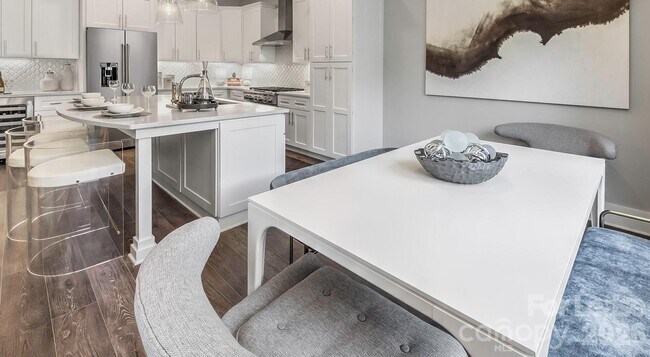 Building Photo - 2426 Vail Ave