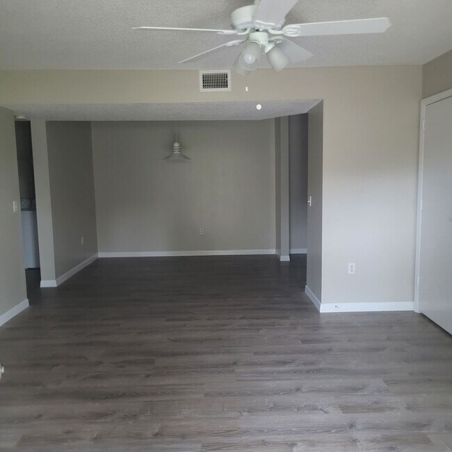 Building Photo - 1/1 condo on ground floor available now in Rockledge
