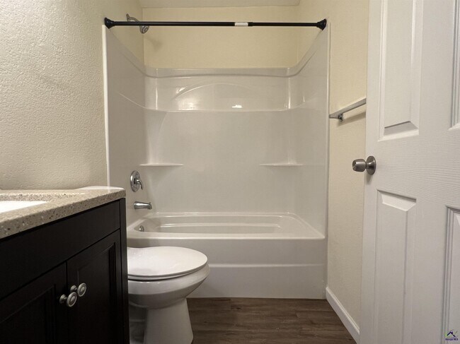 Building Photo - 405 Westcliff Cir