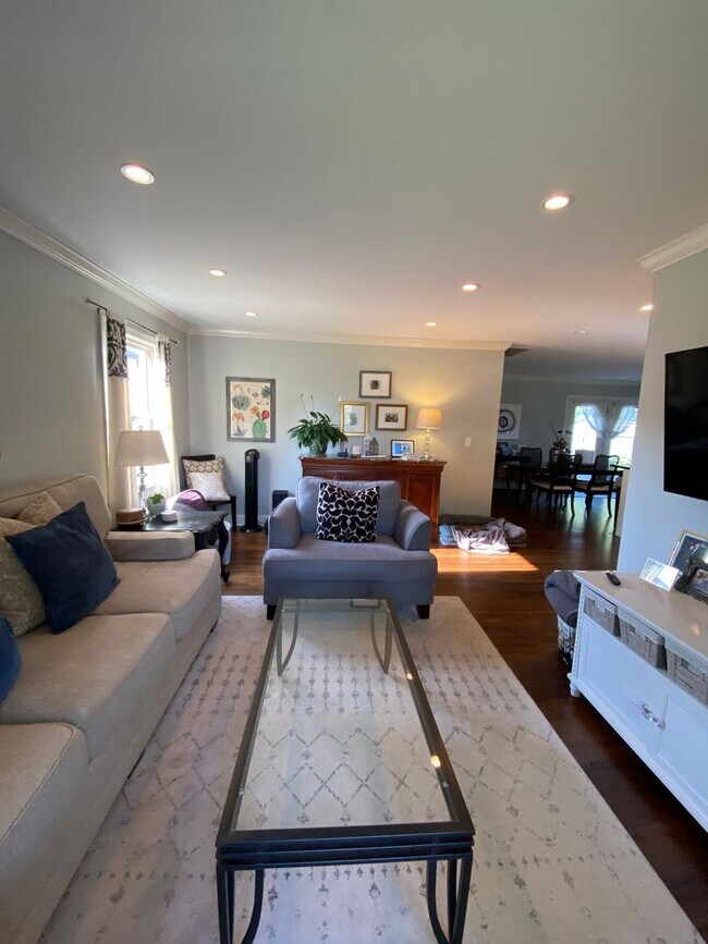 Building Photo - Darling renal in Lortondale