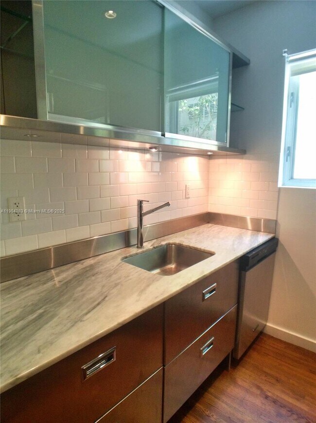 Building Photo - 1751 James Ave