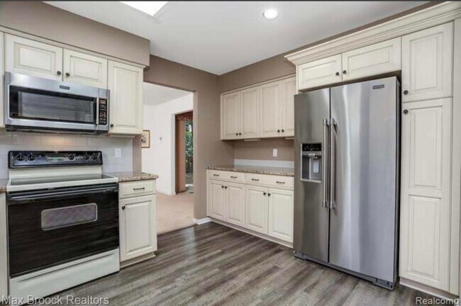 Building Photo - 6257 Gatewood