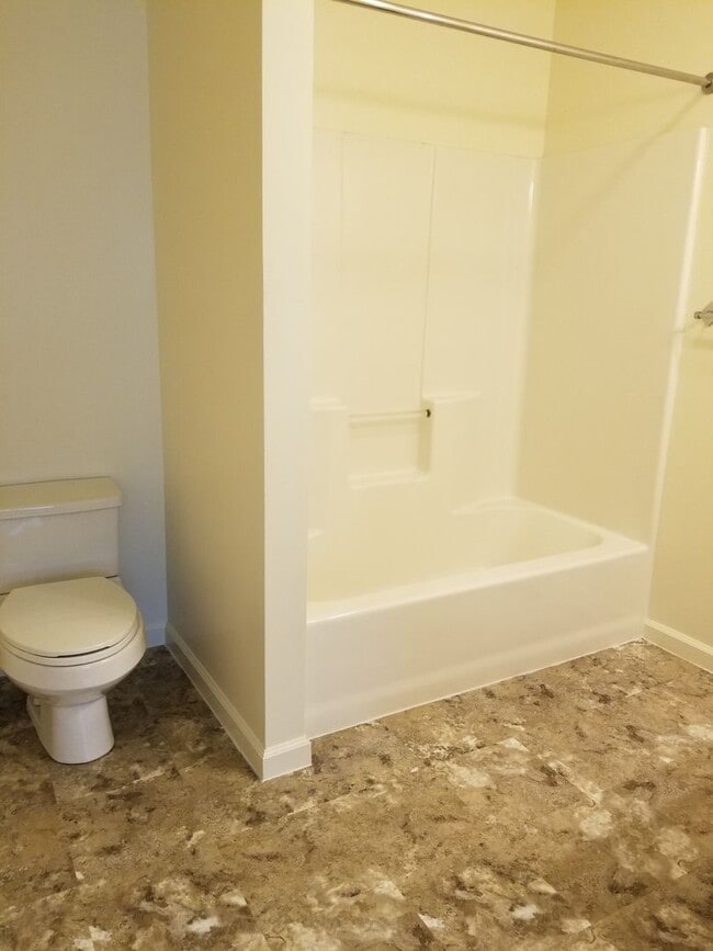 Building Photo - Large 3 BR, 2.5 bath townhome