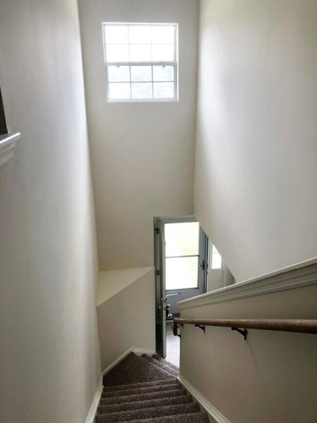 Building Photo - Available April 1st. 4 Bedroom 3 Full Bath Home