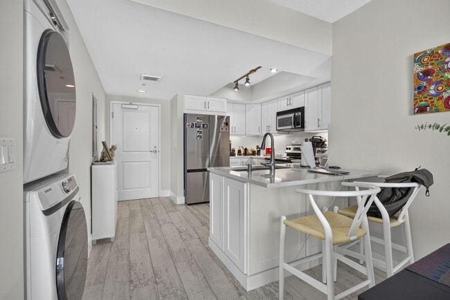 Building Photo - 403 S Sapodilla Ave