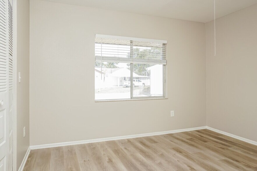 Building Photo - 6927 Roslyn Ct