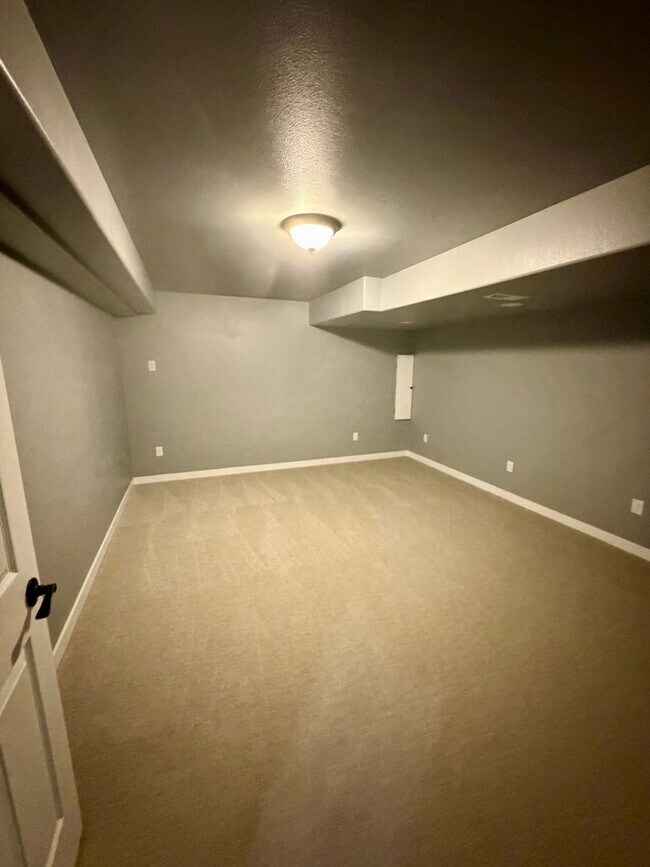 Building Photo - Renovated Milliken Home!