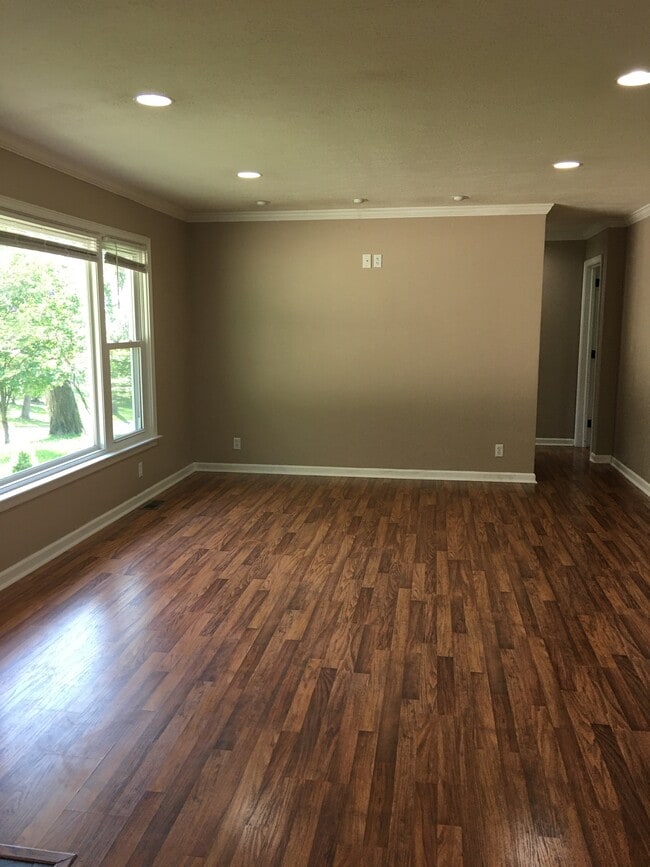 Building Photo - 1009 E High St