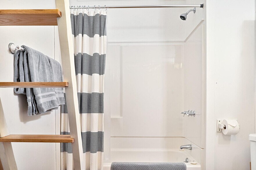 Building Photo - 107 W Columbia Ave