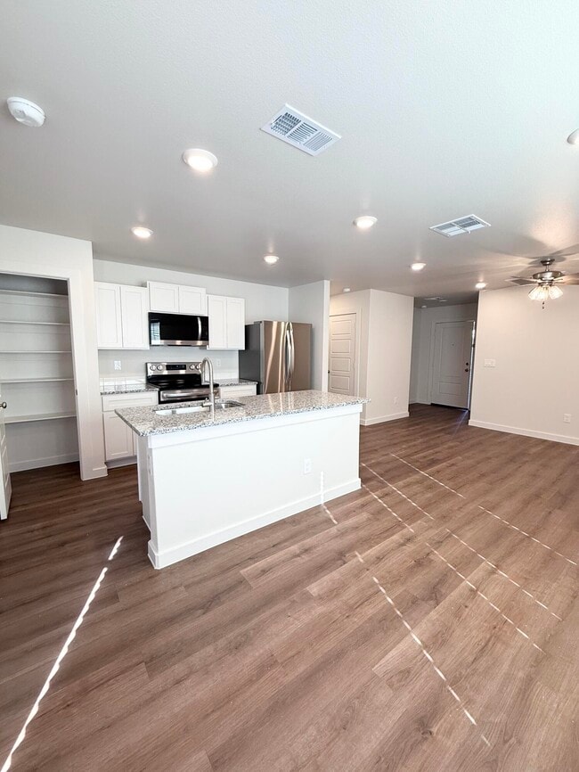 Building Photo - 1615 N Clinton Ave