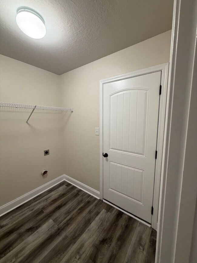 Building Photo - Large 4 Bedroom 2 1/2 Bath Pet Friendly Home For Rent!