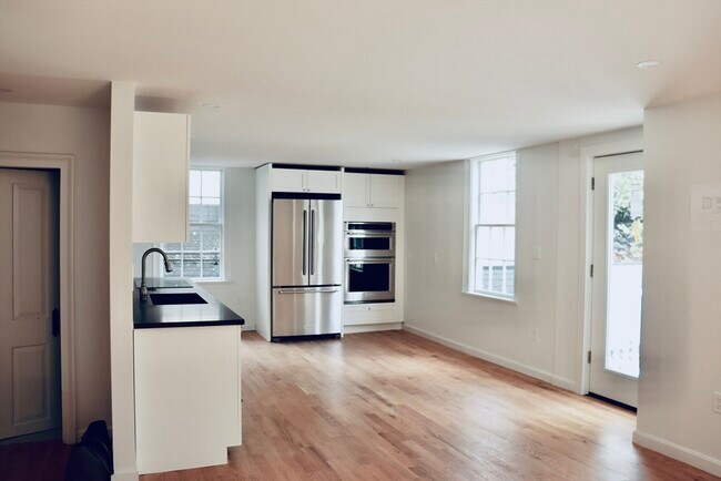 Building Photo - 14 Lynde St