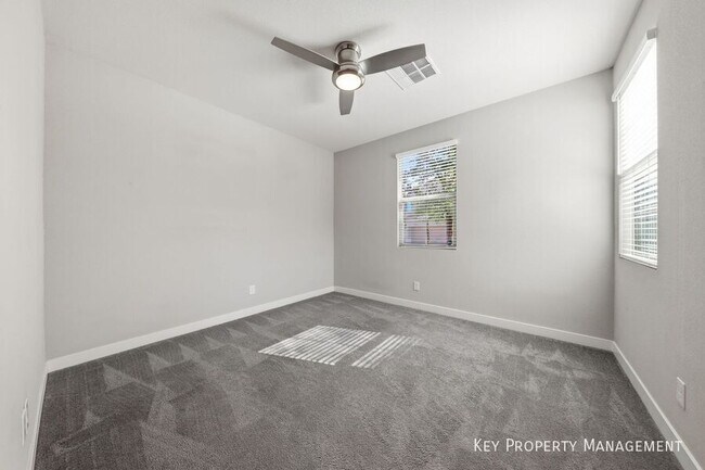 Building Photo - 5 Lilla Rosa St