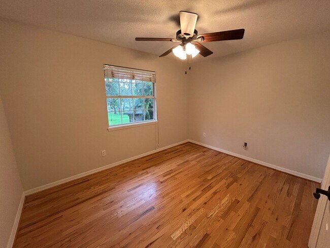 Building Photo - Spacious and Perfectly located 4/2 home in...