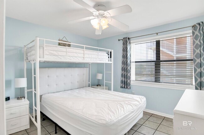 Building Photo - 554 E Beach Blvd