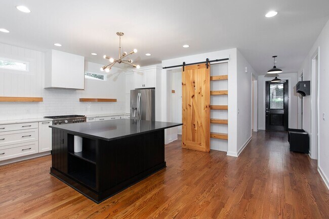 Building Photo - Modern Beauty In Charming Neighborhood!