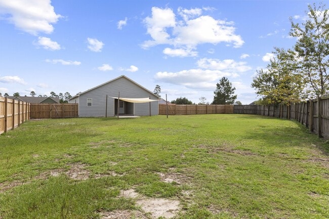 Building Photo - Bradford Estates!