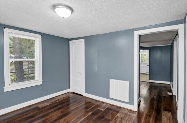 Building Photo - Charming 2 Bedroom Home, close to USC & lo...