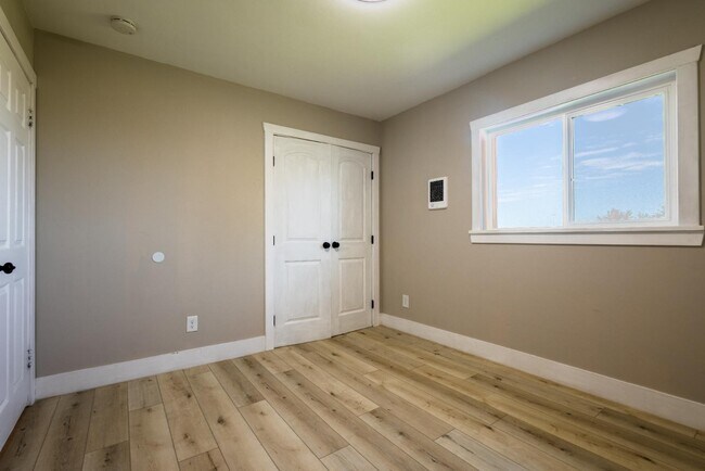 Building Photo - 211 N 3900 E