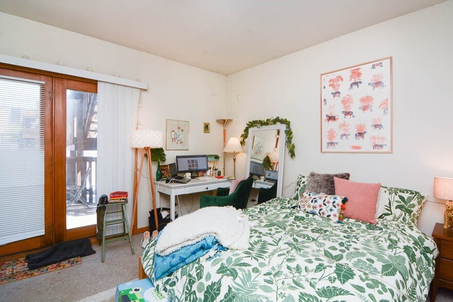 Building Photo - 1332 N Wolcott Ave