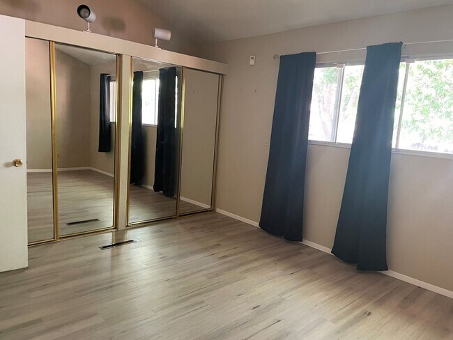 Building Photo - 3 Bedroom Home Close to UNR