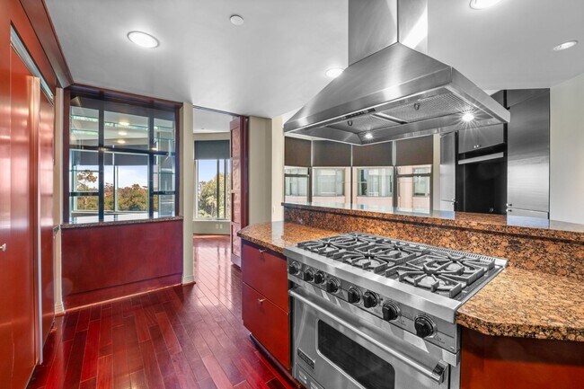 Building Photo - Gorgeous Park Laurel condominium