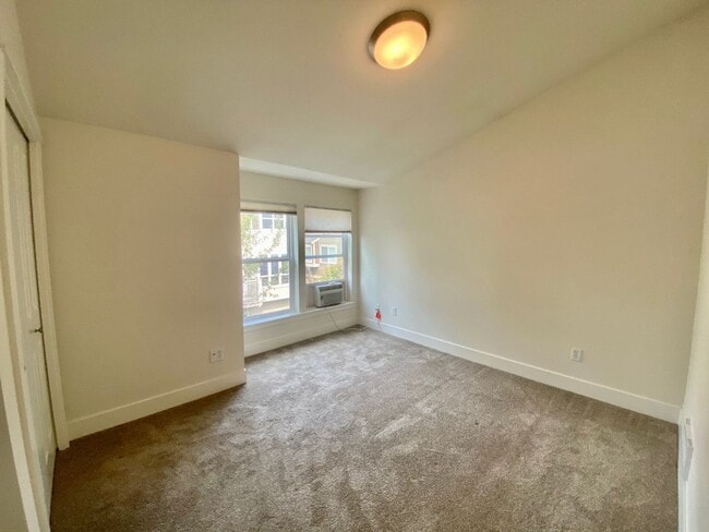 Building Photo - 3Bd/2.5Ba Seattle Townhouse
