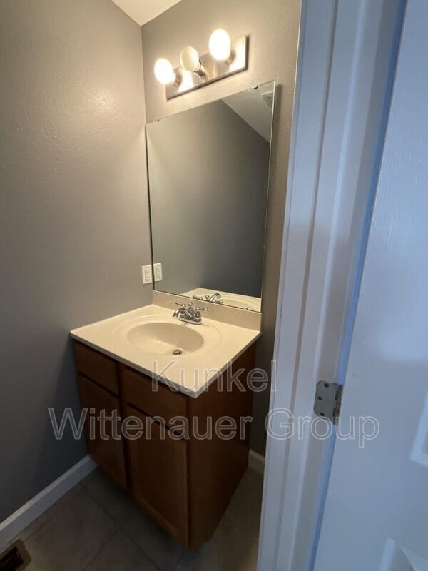 Building Photo - 704 Fountain View Dr