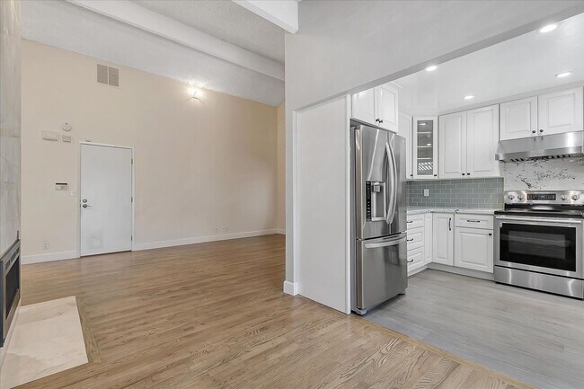 Building Photo - Great Location! Great Schools! Month to Mo...