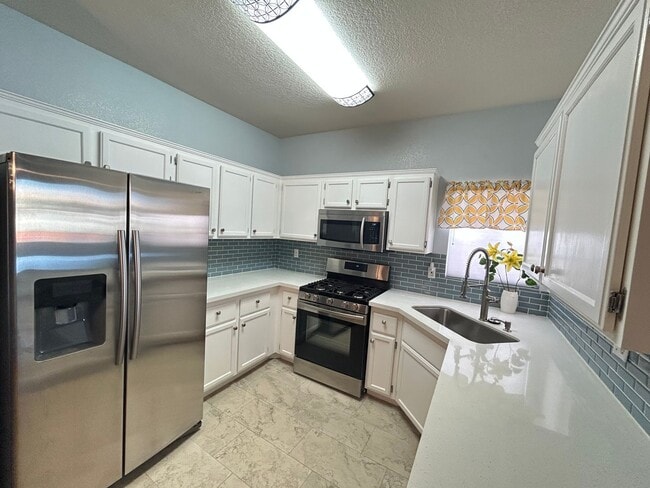 Building Photo - 3 bedroom 2 bathroom Summerlin condo!