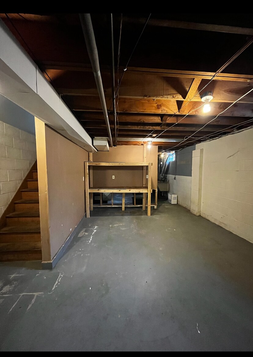 Separate basement - 6619 Hillside Ln