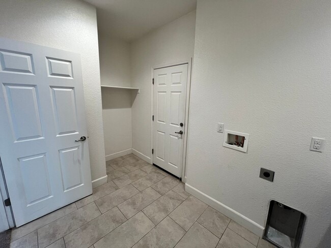 Building Photo - Large 4-bedroom home in Green Valley Estat...