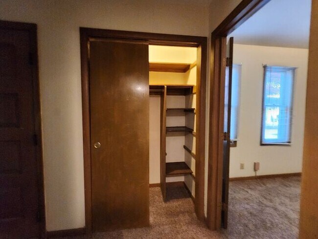 Building Photo - Charming 1-Bedroom Courtyard Level Apartme...