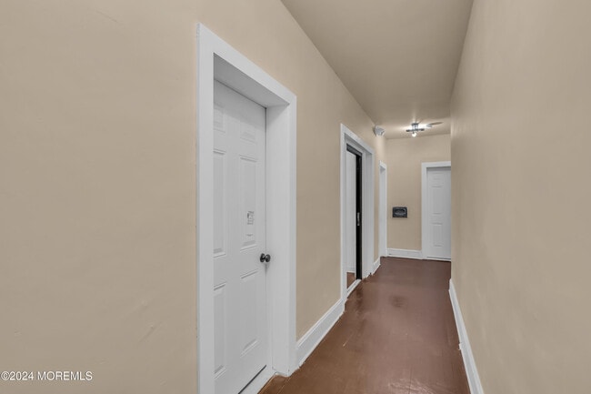 Building Photo - 922 4th Ave