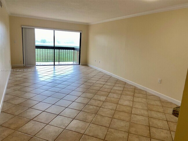 Building Photo - 8881 Fontainebleau Blvd