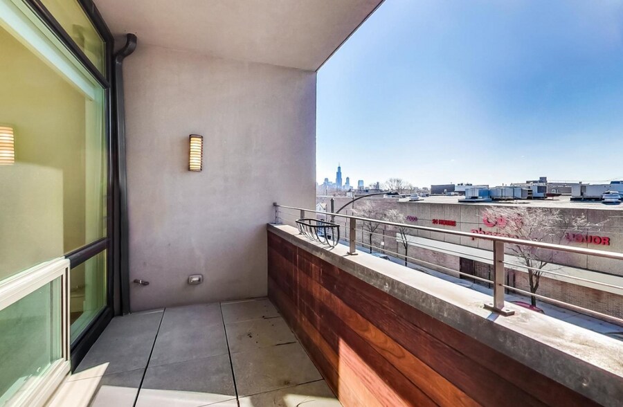 Building Photo - 2424 W Chicago Ave