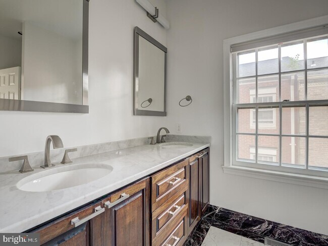 Building Photo - 4354 Westover Pl NW