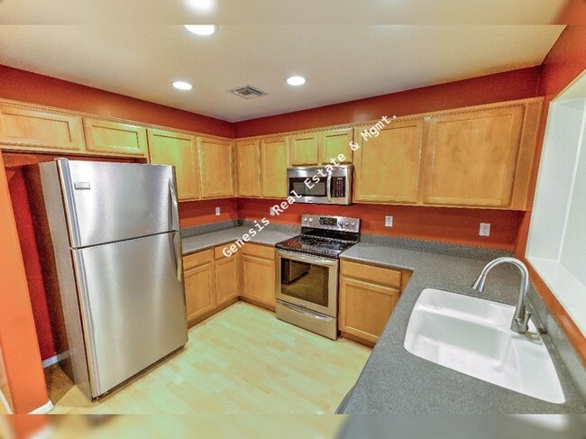 Building Photo - Three Bedroom in Southeast Tucson