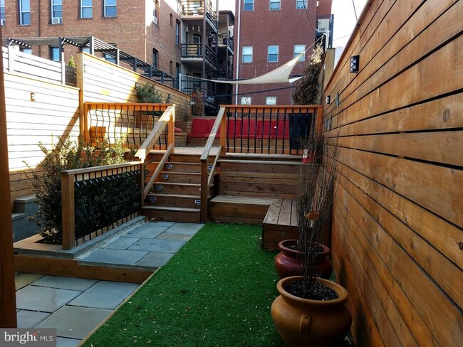 Building Photo - 1890 Ontario Pl NW