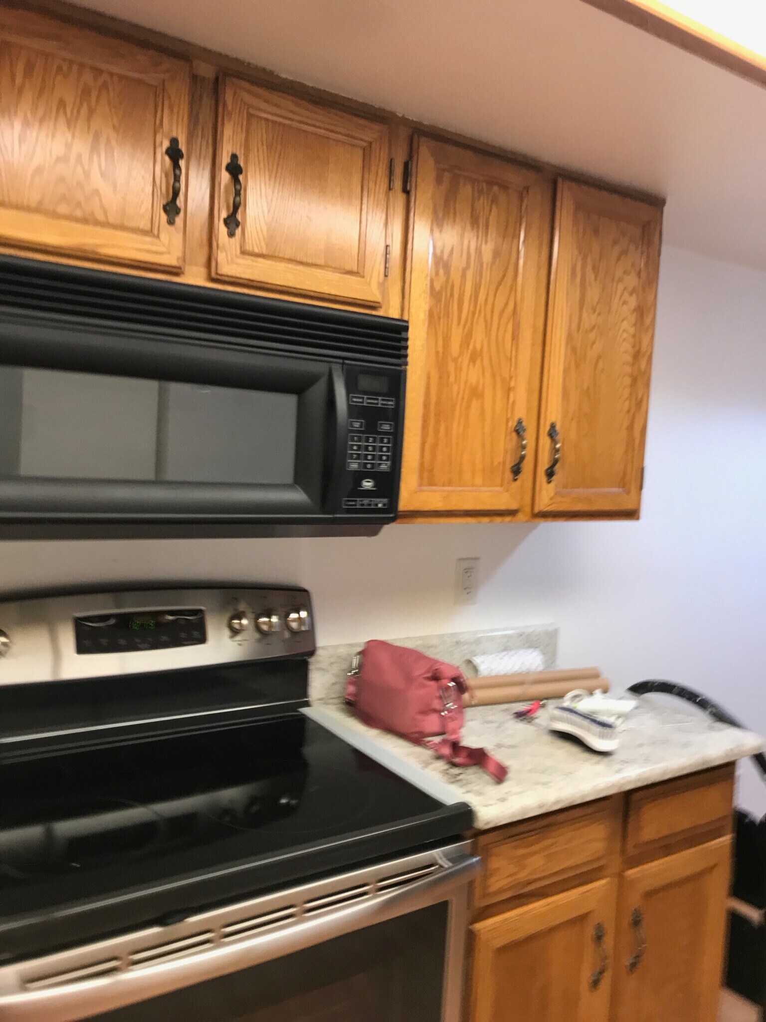 Stove, microwave, kitchen counter - 2902 Shadow Creek Dr