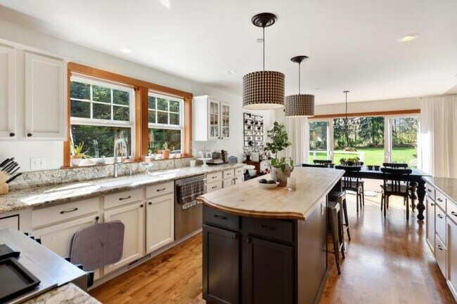 Building Photo - 4 bedroom in Tukwilla WA 98188