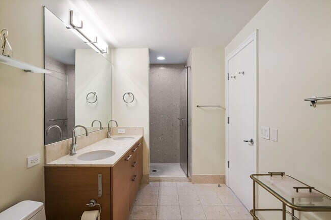 Building Photo - True Luxury Living_2b2b Condo at 340 On The Park