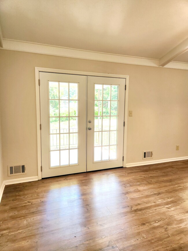Building Photo - 1482 Wesley Dr