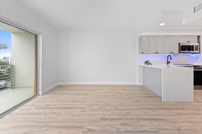 Building Photo - 2900 NE 30th St