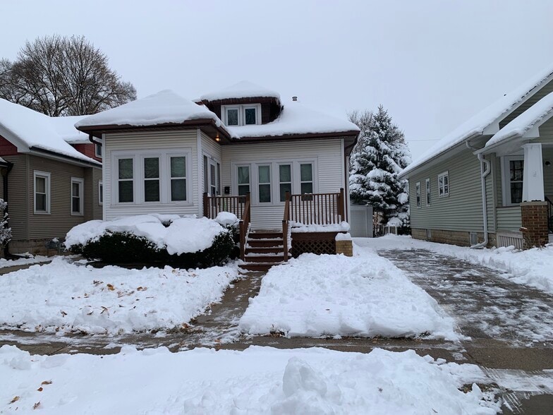 Street level. - 6830 Kinsman St