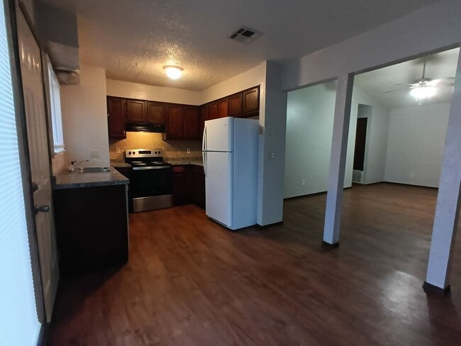 Building Photo - 3 bed, 2 bath - Carl Albert Schools!